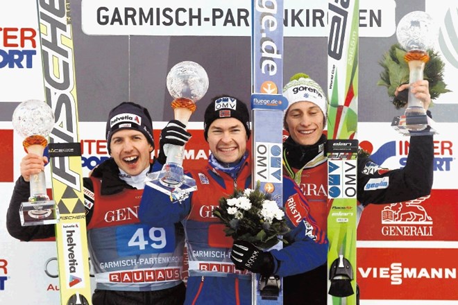 Norvežan Anders Jacobsen (v sredini) se je veselil desete zmage v karieri. Švicar Simon Ammann (levo) je z drugim mestom...