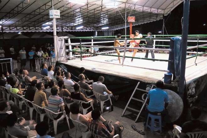 Prizor klasičnega dvoboja v  tajskem boksu na stadionu v Chiang Maiu 