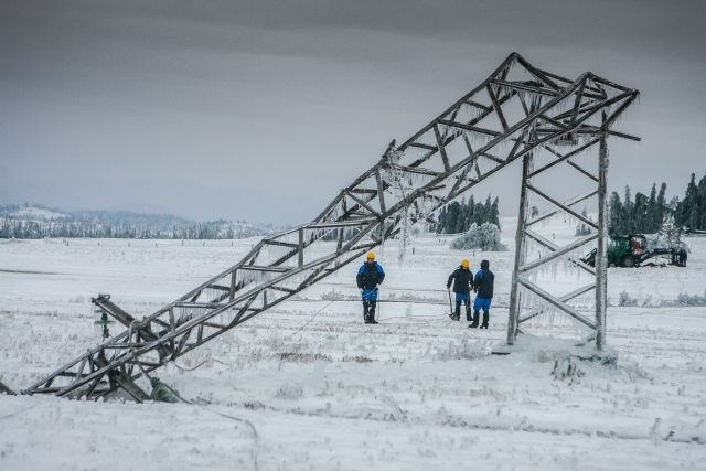 Februar 2014: Notranjska, popravilo električne napeljave pri vasi Slavina. (Foto: Bojan Velikonja) 