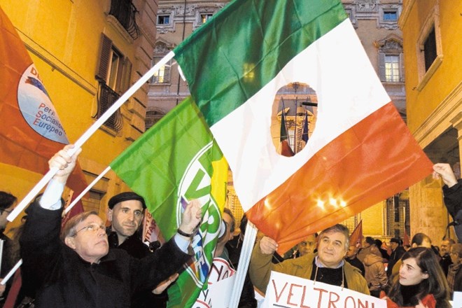 Podporniki očeta Eluane Englaro, ki ji italijanska zakonodaja ni omogočala evtanazije, so se leta 2009 zbrali pred stavbo...