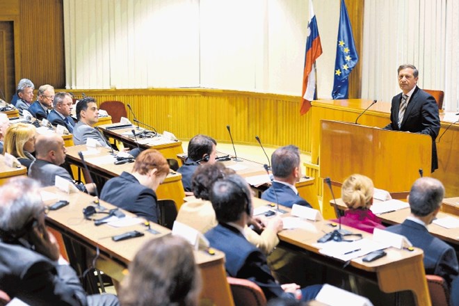 Minister za zunanje zadeve Karl Erjavec je na včerajšnjem posvetu o gospodarski diplomaciji v državnem svetu obljubil...