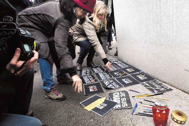 Žrtvam napada na satirični tednik Charlie Hebdo se je včeraj opoldne z minuto molka poklonilo tudi okoli 150 udeležencev...