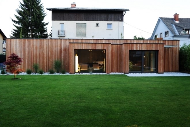 Vila v središču Ljubljane vzbuja pozornost s kombinacijo črne barve in lesa  