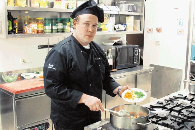 Vodja kuhinje v hotelu Sabotin Vasja Bernik že skoraj petnajst let sodeluje pri pripravi šumadijskih specialitet. Jani Alič 