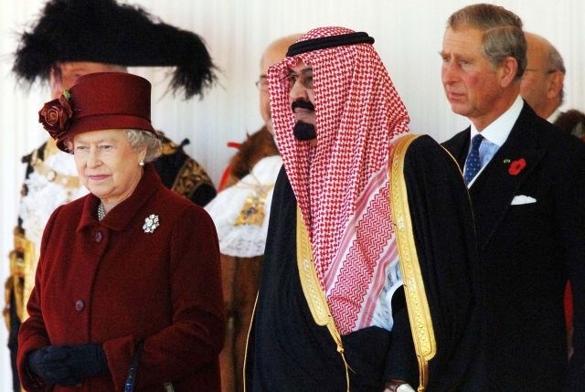 Kralj Abdulah leta 2007 z britansko kraljico Elizabeto II. in princem Charlesom. (Foto: AP) 