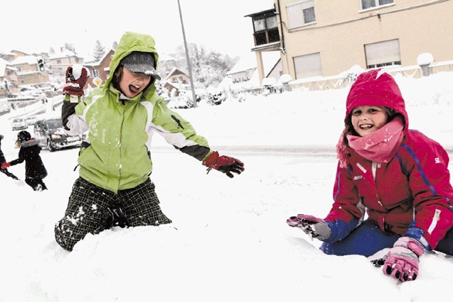 Večina novomeških šol je bila včeraj odprta. Pravo sneženo rajanje se je  začelo že na poti iz šole proti domu. 