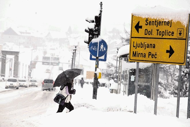 Debela snežna odeja je Novemu mestu včeraj prinesla vsaj eno korist: na cestah ni bilo niti sledu o običajnih petkovih...