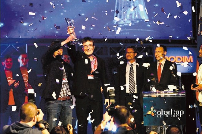 Igor Marjanovič, direktor podjetja OOG, se je s sodelavci   veselil zmage na tekmovanju Start:up leta 2014. 