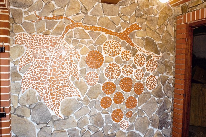 Keramično mozaično sliko je lastnik obdal s pohorskim lomljencem oziroma škriljem. 