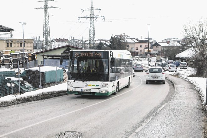 Prebivalci Spodnjih Črnuč so primorani na Ježici prestopiti na avtobusno napajalno progo številka 26. 