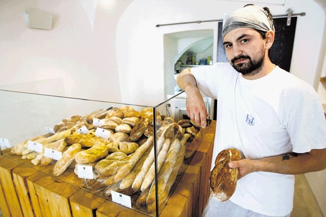 Andrej Gerželj iz butične pekarne Osem pravi, da je z državo, v kateri za najboljšega velja kruh iz industrijskih pekarn,...