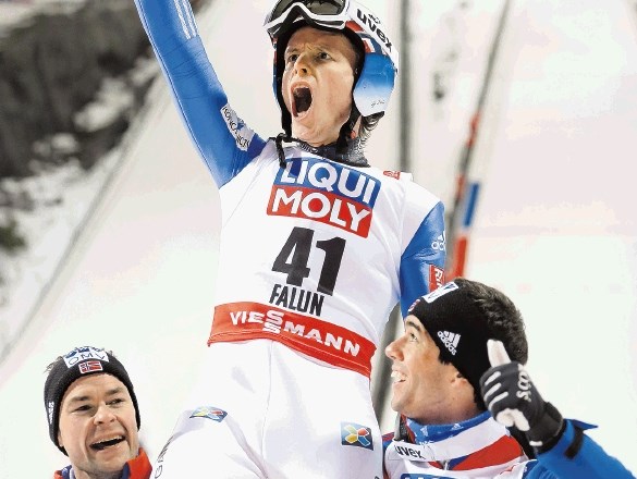 Norvežan Rune Velta je naslov svetovnega prvaka proslavljal na ramenih reprezentančnih kolegov Andersa Jacobsena (levo) in...