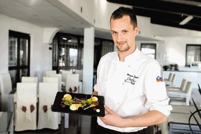 Mojmir Šiftar, kuhar v hotelu Tomi v Portorožu, z jedjo, s katero je nastopal na tekmovanju San Pellegrino. 