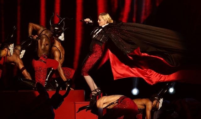 Največ se govori o Madonninem nastopu. In padcu. (Foto: AP) 
