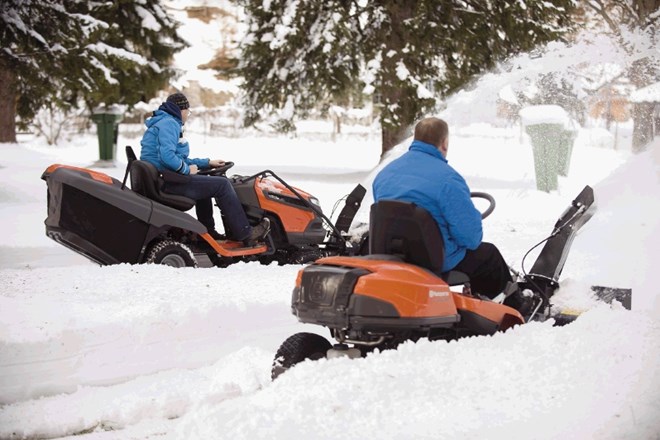 Uporaba snežne freze kot priključka za Husqvarnin rider ali traktor je smiselna na največjih površinah, na primer...