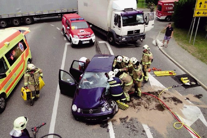 Člani PGD Gornja Radgona med posredovanjem ob prometni nesreči 