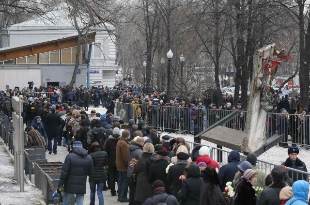 Dolge vrste Rusov, ki so se pred pogrebom prišli poklonit Nemcovu. (Foto: Reuters) 