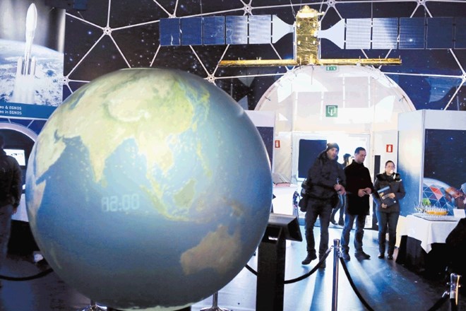 Pomanjšana Zemlja in nad njo eden od satelitov programa Copernicus, ki nanjo vsak dan pošilja enormne količine podatkov. 