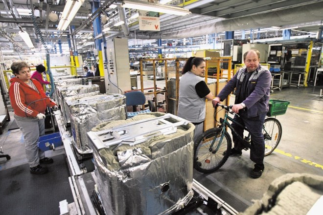Tako v Gorenju kot Revozu je površina tovarne tako velika, da nekateri zaposleni uporabljajo kolesa. Zaradi varnostnih...
