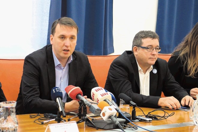Župan Andrej Fištravec (desno) je s svetovalcem Markom Kovačičem podpisal dve podjemni pogodbi. Imata enako vsebino, enak...