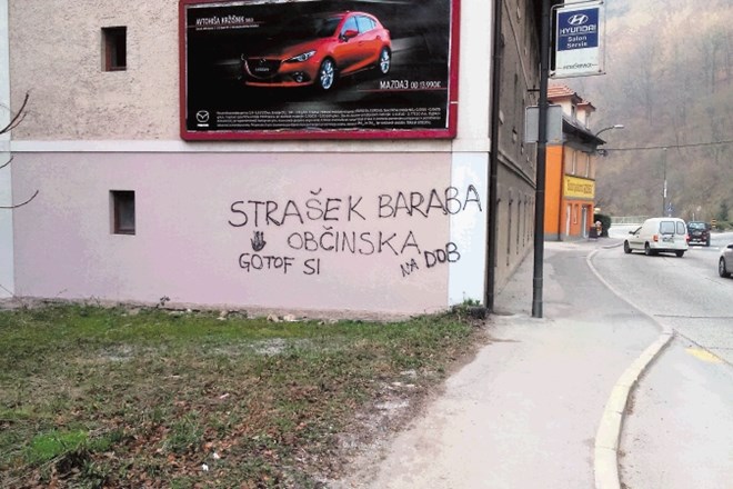 Včeraj zjutraj so se na različnih koncih Trbovelj pojavili grafiti, naperjeni proti Dušanu Strašku, vodji občinskega oddelka...