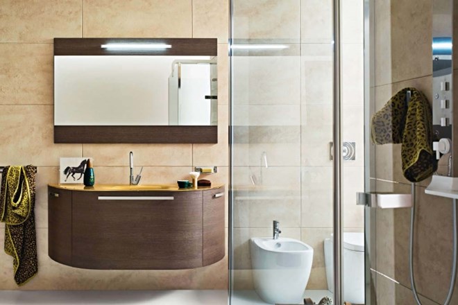 Naj sodobna kopalnica odseva v pravilno izbranem ogledalu   