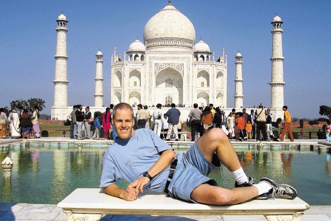Andrej Vivod pred Tadž Mahalom v Indiji, enem izmed sedmerih sodobnih svetovnih čudes 