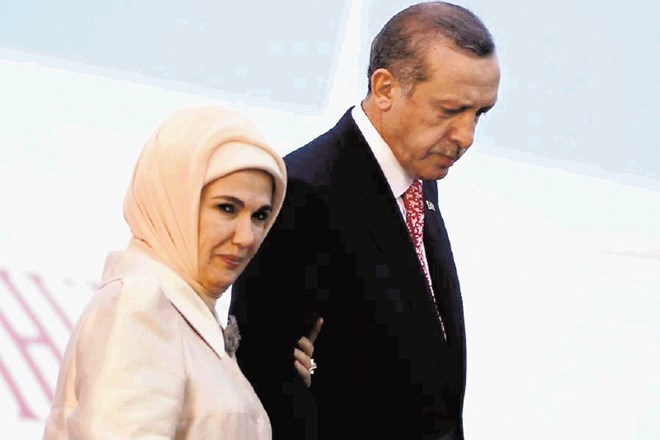 Turški predsednik Erdogan bo v Slovenijo prispel v spremstvu žene Emine. Za njuno varnost bo skrbelo 43 turških varnostnikov....