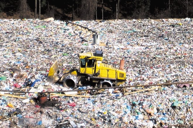 Mala Mežakla bo po novem letu edino gorenjsko odlagališče odpadkov. Njena usoda je odvisna od uresničitve zavez zasebnika, da...