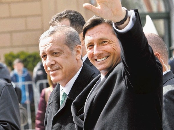 Predsednika Erdogana je Borut Pahor na Kongresnem trgu sprejel z vojaškimi častmi. Zvečer mu je priredil slavnostno večerjo....