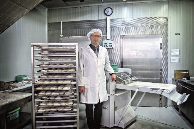Miro Cerkovnik, direktor podjetja Fine Culinar, v proizvodnji, kjer ročno zvijajo in režejo številne vrste štrukljev. 