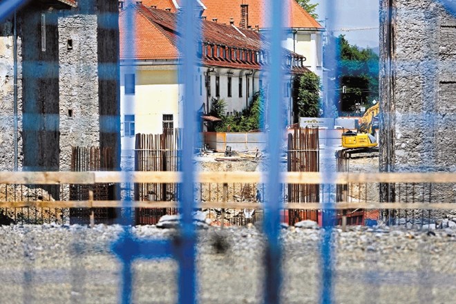 Graditi brez gradbenega dovoljenja   Da bi ujeli rok, ki ga je napovedal župan Zoran Janković, so v SCT in Gradisu G most pri...