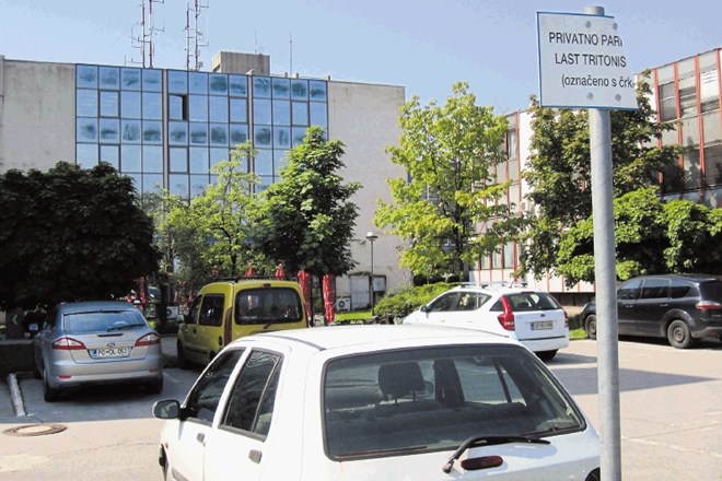 Pravnomočni sodbi nista dovolj  Župan Janković je leta 2009 na javni dražbi družbi Tritonis prodal del parkirišča ob Vojkovi...