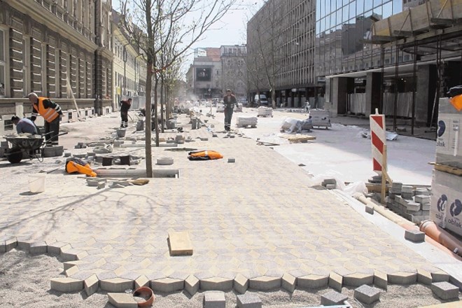 Med Šubičevo cesto in Čopovo ulico je betonsko vozišče nared, trenutno pa na površinah, ki bodo namenjene pešcem, polagajo...