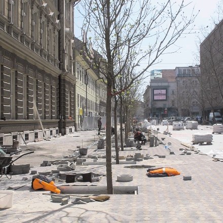 Med Šubičevo cesto in Čopovo ulico je betonsko vozišče nared, trenutno pa na površinah, ki bodo namenjene pešcem, polagajo...