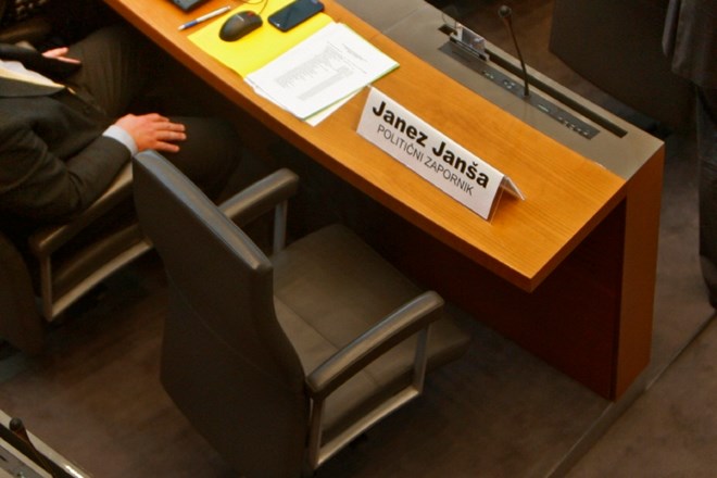 Poslanski sedež Janeza Janše je zadnji mesec bolj kot ne sameval. Je pa s klopi izginil napis »politični zapornik«. 