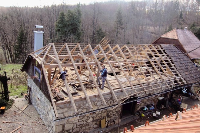 Razkrivanje strehe je bilo končano v enem dnevu. Na objektu je izdelan lesen pohodni  strop.  