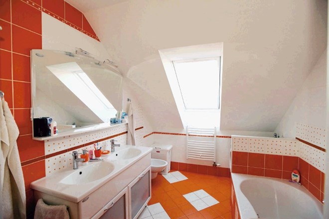 Klasično razmišljanje o kopalnici je – eno majhno strešno okno, lijak in kopalna kad. Toda cenovna razlika med manjšim in...