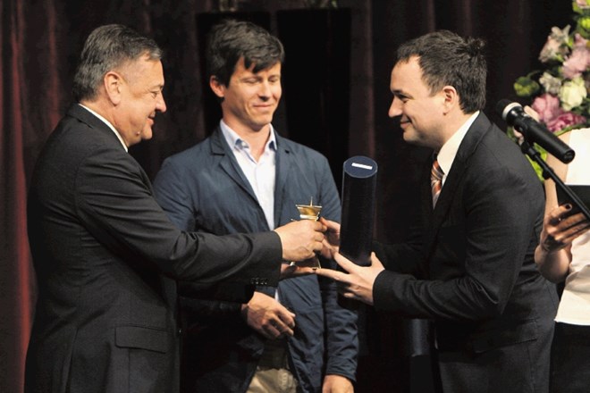 Plečnikovo nagrado sta Borisu Bežanu (desno) podelila ljubljanski župan in predsednik skupščine Sklada arhitekta Jožeta...