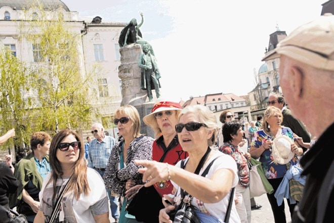 Skupine turistov te dni  polnijo Prešernov trg in bližnje gostinske lokale. 