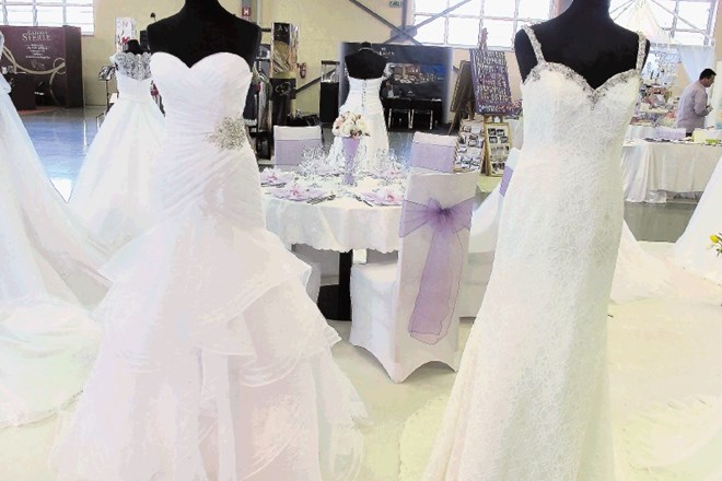 Poroka je lahko danes velik strošek. Samo izposoja poročne obleke za nevesto stane od 200 do 800 evrov. 
