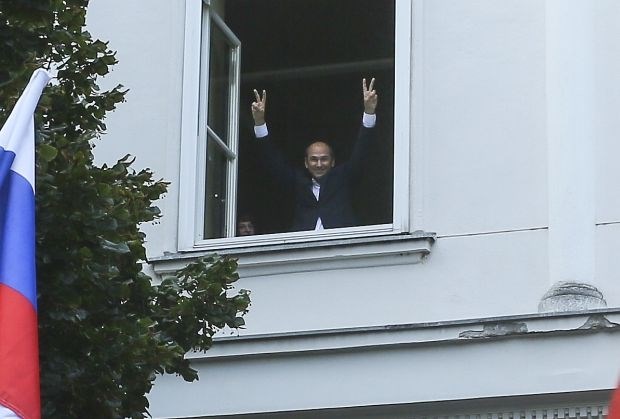Predsednik SDS Janez Janša pozdravlja protestnike pred parlamentom ob prihodu na 1. ustanovno sejo državnega zbora...