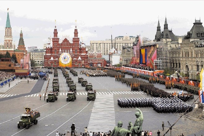Na vojaški paradi v Moskvi so bili pred desetimi leti navzoči domala vsi svetovni voditelji, tudi takratni slovenski...