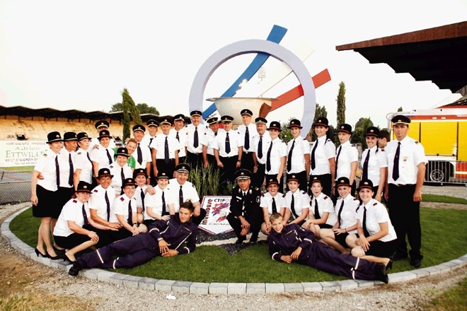Mulhouse 2013 –  člani in članice PGD Hajdoše pred olimpijskim ognjem z vodstvom GZS 