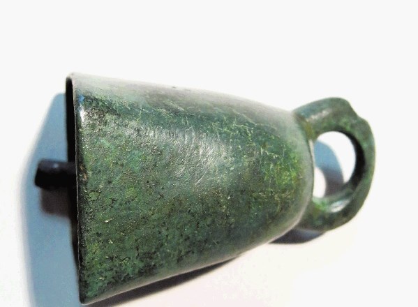 Bronasti zvonček, ki sodi v zbirko najstarejših kamniških zvončkov, so našli ob zakladni najdbi sodarskega orodja na...