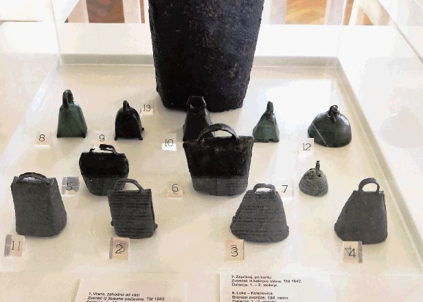 Razstava Komu so zvonili prikazuje izbor bronastih, železnih ter medeninastih zvoncev in zvončkov iz arheoloških ter...