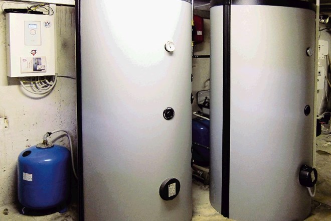 Toplotna črpalka ogreva vodo v dveh visoko produktivnih grelnikih s skupno prostornino 1600 litrov. 