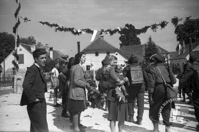 Prihod borcev X. ljubljanske brigade v Ljubljano, Ljubljančani pozdravljajo partizane, 9. maj 1945. (Foto: Milan Štok, hrani:...
