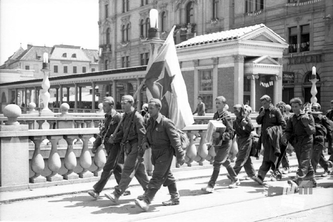Pohod partizanov čez Tromostovje, 9. maj 1945. (Foto: Klaus Vladimir - Klis, hrani: Muzej novejše zgodovine Slovenije) 