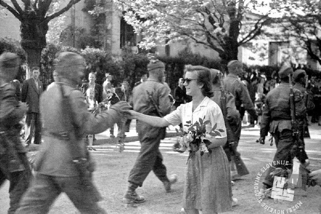 Prihod partizanskih jurišnih bataljonov v Ljubljano, ženske izročajo cvetje vojakom. 9. maj 1945. (Foto: Franc Cerar, hrani:...